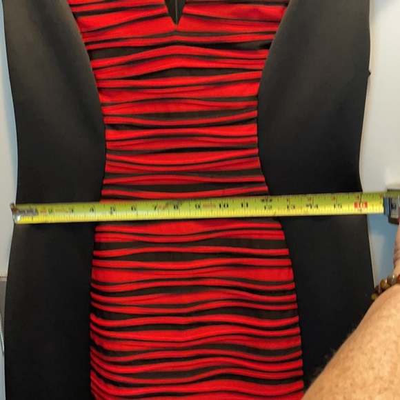 Black and red fitted cocktail dress - Picture 7 of 7